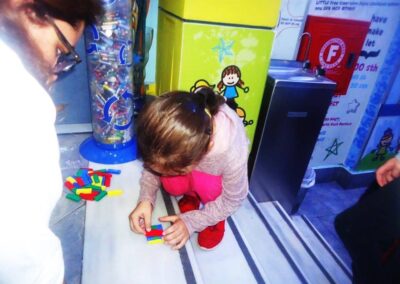 PRE JUNIOR: Playing Jenga to learn the colours.