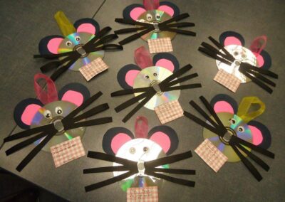 PRE JUNIOR: ''Mm'' mouse craft with CDs